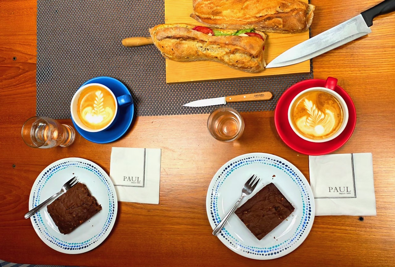 Cappuccino und französische Leckereien